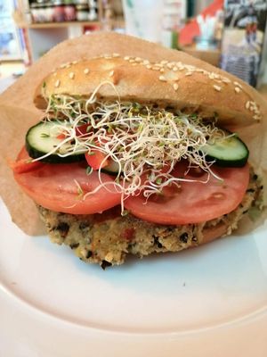 Veganer Burger in Kartoffelbrötchen at Glückskost in Mondsee