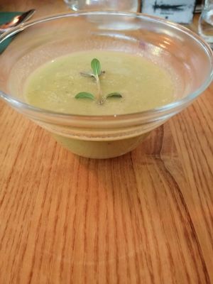 Brokkoli-Basilikum-Cremesuppe at Glückskost in Mondsee