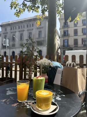Tumeric oat latte and green smoothie   at LuLu in Barcelona
