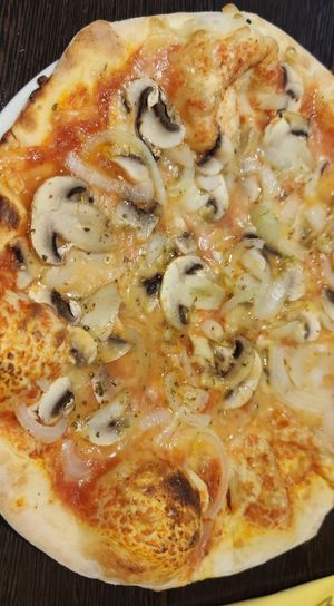 Pizza funghi e cipolla 😋 at Veg-Italia in Passau