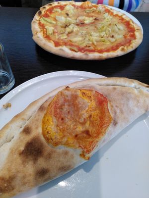 Calzone und Artischocken Pizza at Veg-Italia in Passau