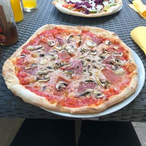 Pizza mit Salami, Schinken und Pilzen at Veg-Italia in Passau