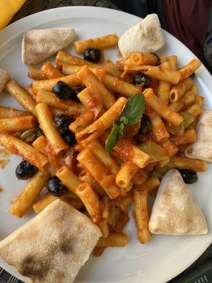 Pasta  diavolo mit Pizzabrötchen at Veg-Italia in Passau
