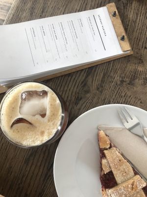 Nitro cold brew and vegan strawberry tart at Skøg in Brno