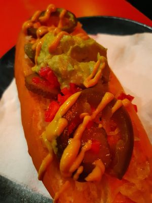 Perrito con chucrut, pepinillos y jalapeños at Colorado Cantina Express in Madrid