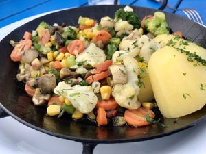 Gemüsepfanne mit Salzkartoffeln at Bunte Kuh in Heligoland