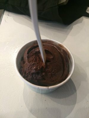 1 scoop chocolate icecream at Impronta in Paris