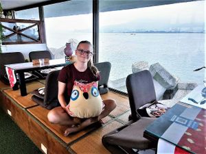 20181008在台灣讀書的法國留學生因為愛地球而吃素，無意間看到我開的素食館，好高興在漁港可以找到吃的，留下來吃了招牌三杯飯及人氣蛋糕，直說好吃，且重複說一定要再來，我知道開店辛苦且賺不了多少錢，但能有這樣的回饋，也算是一種成就吧! at Coolife Owl 貓頭鷹藝品蔬食館 - Māotóuyīng in New Taipei City