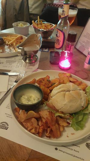 No Fishburger met tartaar en spicy wedges at Groenendijk Weert in Weert