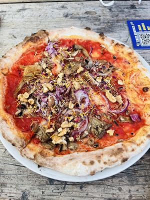 Vegan mushroom wildflower pizza - tasteless  at ÜberQuell Brauwerkstätten in Hamburg