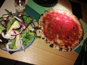 Vegan Pizza und Salat Bowl at ÜberQuell Brauwerkstätten in Hamburg