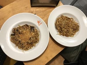 On the left wholegrain noodles with shitake, Teriyaki sauce and fried garlic, on the right udon noodles with mushrooms and garlic-black pepper sauce at Wok to Walk in Riga