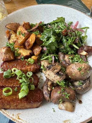 Create your own bowl: tempeh with a maple glaze, spinach salad, roasted potatoes and mushrooms   at The Harvest in Rotterdam