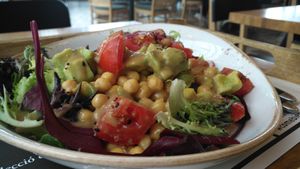 Garbanzo and avocado salad at GreenVita - The Style Outlets in Viladecans