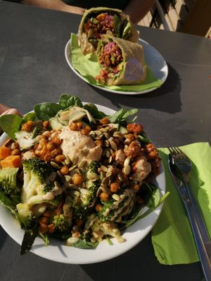 Beyoond delicious 😋😋I recommend both salads and wraps at SLA - Oude Binnenweg in Rotterdam