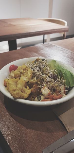 Avocado bowl at SLA - Oude Binnenweg in Rotterdam