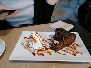 Porción (muy grande) de tarta de zanahoria con caramelo y nata montada at Vegania in Madrid