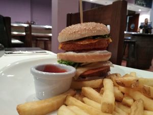 Hamburguesa la Guarra at Vegania in Madrid