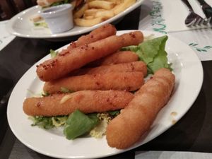 Fingers de queso at Vegania in Madrid