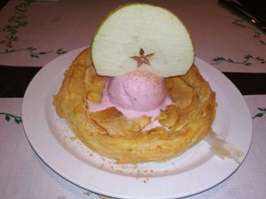 Tarta de manzana (¡buenísima!) at Vegania in Madrid