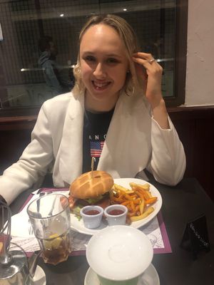 Hamburguesa con patata y salsa 12€ at Vegania in Madrid