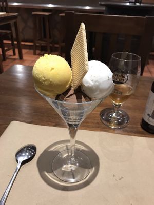 Vegan ice cream (chocolate, mango & mojito!) at Vegania in Madrid