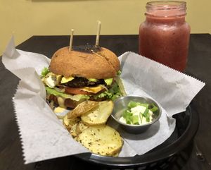 Hamburguesa de Torta de Frijol y Sandía con Menta at Gesund in Cartago