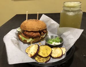Hamburguesa de Torta de Garbanzo y Limonada con Hierba Buena at Gesund in Cartago