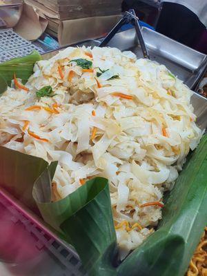 Fried kuey teow ~ at Lu Shun Vegetarian Food Stall 炉顺素食缘 in Central Singapore