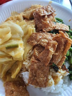 Went too early 6+ morning..Only rice available at Lu Shun Vegetarian Food Stall 炉顺素食缘 in Central Singapore