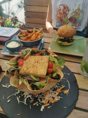 vegan burger, salad and tricolore pommes with vegan mayo at King's Caffe in Malinska