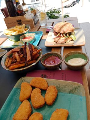 Nuggets, tri-colour+sweet potato fries, burger at King's Caffe in Malinska