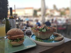Veganer Burger 🍔 & Falafel Salat 🥗 at King's Caffe in Malinska