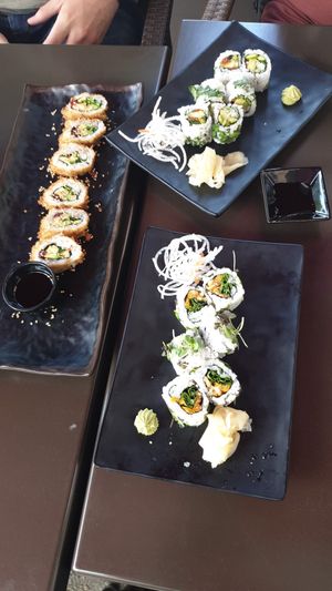 Verschiedene vegane Sushis at Raw Like Sushi in Hamburg