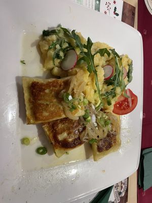 Maultaschen mit Kartoffelsalat (vegetable Maultaschen with Potatoe salad)  at Bräustüberl Schloss in Seefeld