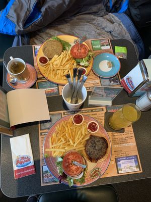 Falafel Burger und Black Bean Burger  at Miss PeppeR in Wilhelmshaven