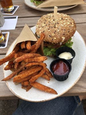 Garlic Lime Burger mit Süßkartoffelpommes at The Orange in Fulda