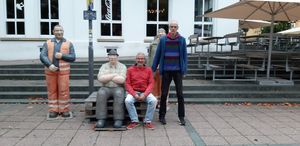 Vor der Terrasse der Orange Burgermanufaktur mit Exponaten der #alltagsmenschenfulda at The Orange in Fulda