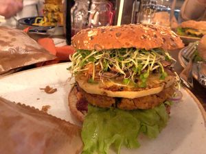 Jamaican Burger mit Ananas und geräuchertem Tofu at The Orange in Fulda