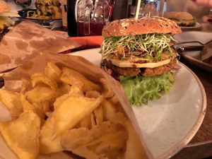 Jamaican Burger mit Ananas und geräuchertem Tofu (vegan) at The Orange in Fulda