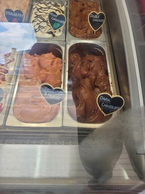 Vegan Strawberry & Peach and Dark Chocolate at Cariad Gelato in Porthmadog