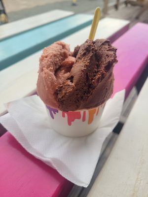 Strawberry & Peach and Dark Chocolate Tub at Cariad Gelato in Porthmadog