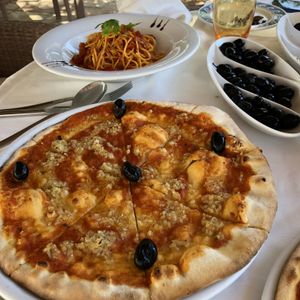 Italian pizza restaurant, pizza with garlic, black olives and smoked harissa at Radisson Blu Udaipur Palace in Mezraya