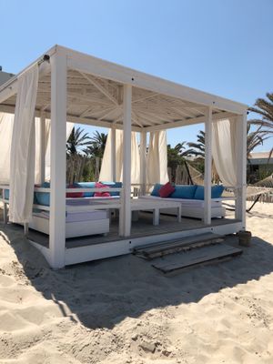 Beds in the beach at Radisson Blu Udaipur Palace in Mezraya