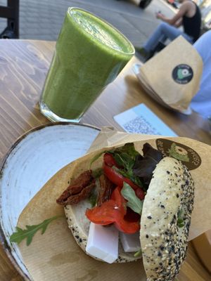 Vegan in Athen Bagel and green smoothie 🥤🥯  at Big Bad Bagels - Baznicas in Riga