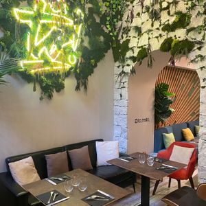 Indoor decor. at Tô! in Nice