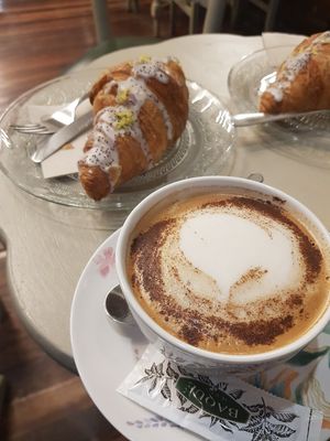 Croissant vegano de limón at Pastelería New York in Bilbao