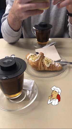 Croissant con frosting de limón y pistachos at Pastelería New York in Bilbao