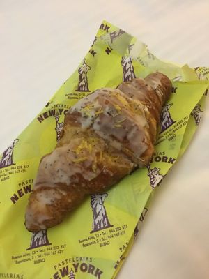 ‘Lemon drizzle’ croissant at Pastelería New York in Bilbao