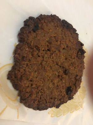 Oatmeal and raisin vegan cookie at Pastelería New York in Bilbao